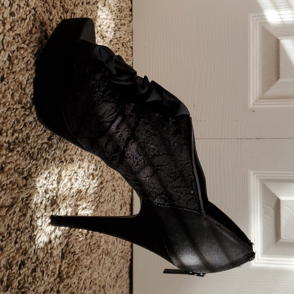 SHOES - Picture 2 of 4